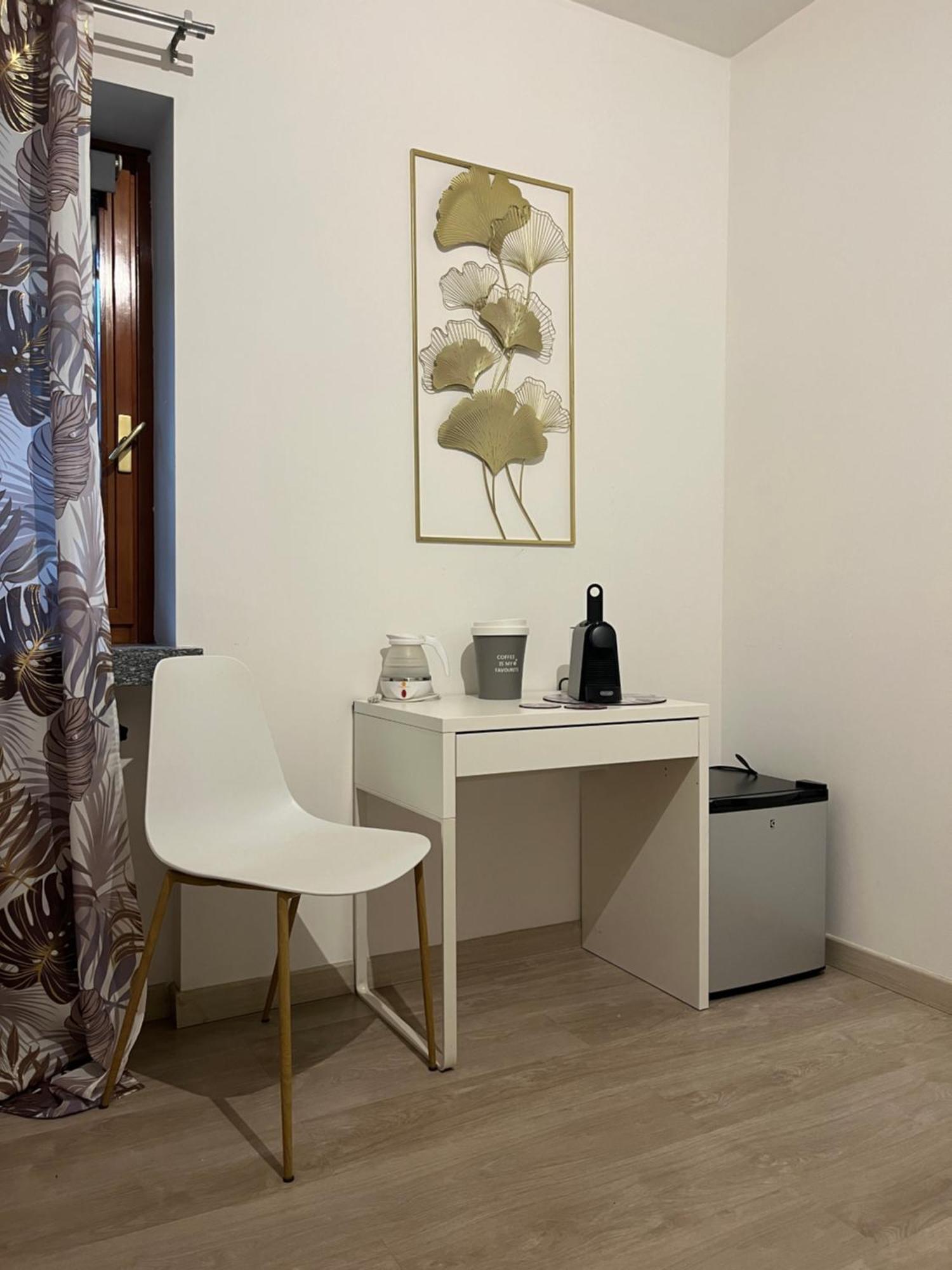 Bella Vita Guesthouse -Parcheggio Privato Interno Arona Exterior photo