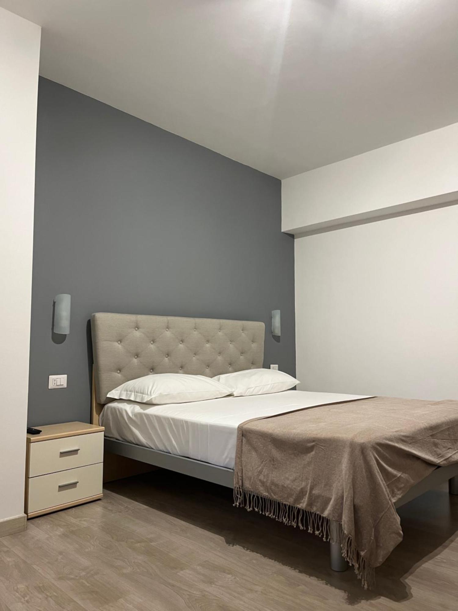 Bella Vita Guesthouse -Parcheggio Privato Interno Arona Exterior photo