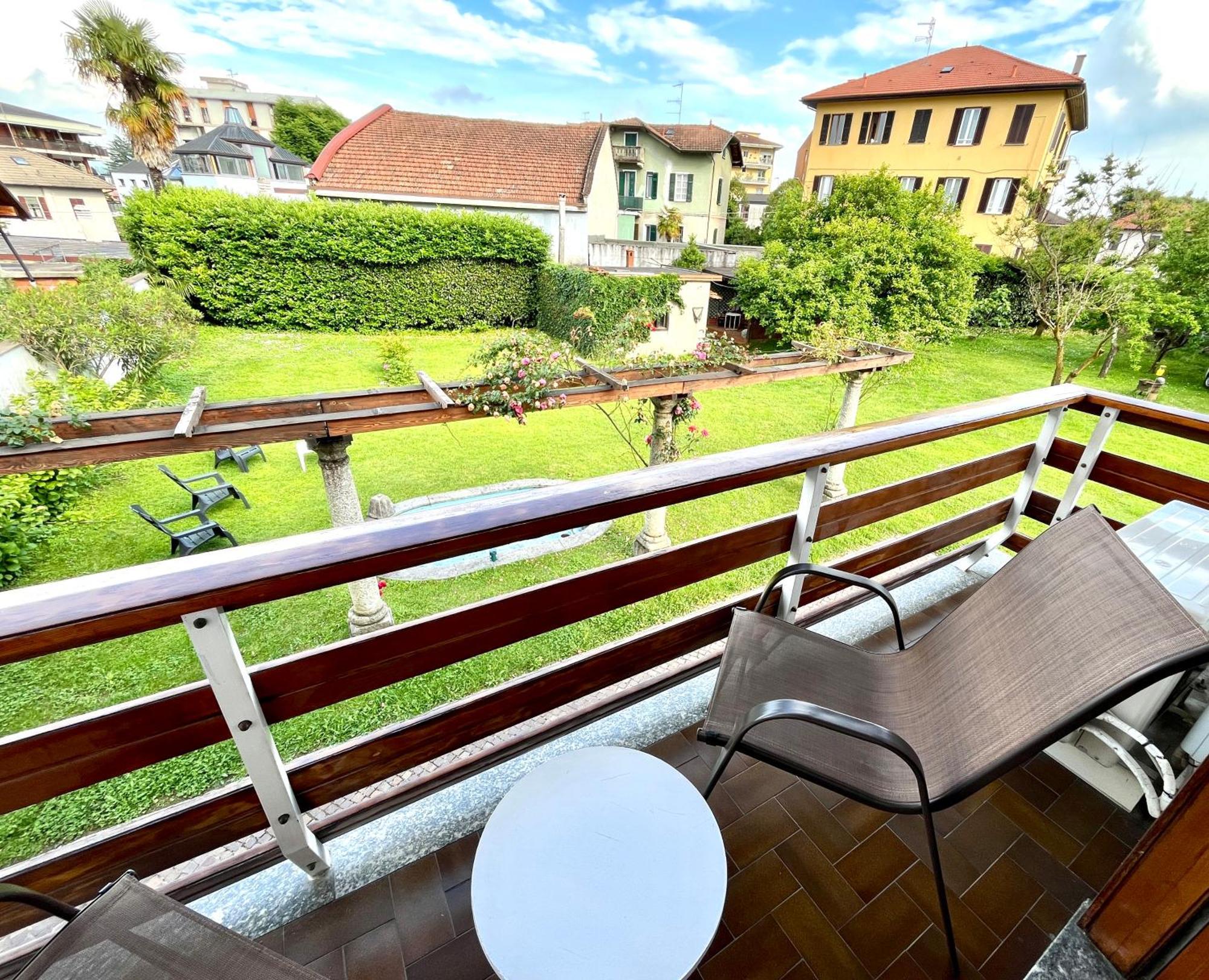 Bella Vita Guesthouse -Parcheggio Privato Interno Arona Exterior photo